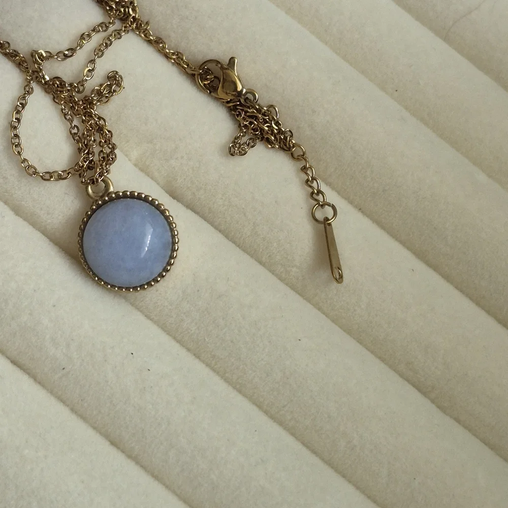 Elegant 18k GP and Blue Pendant Necklace - Picture 3 of 6